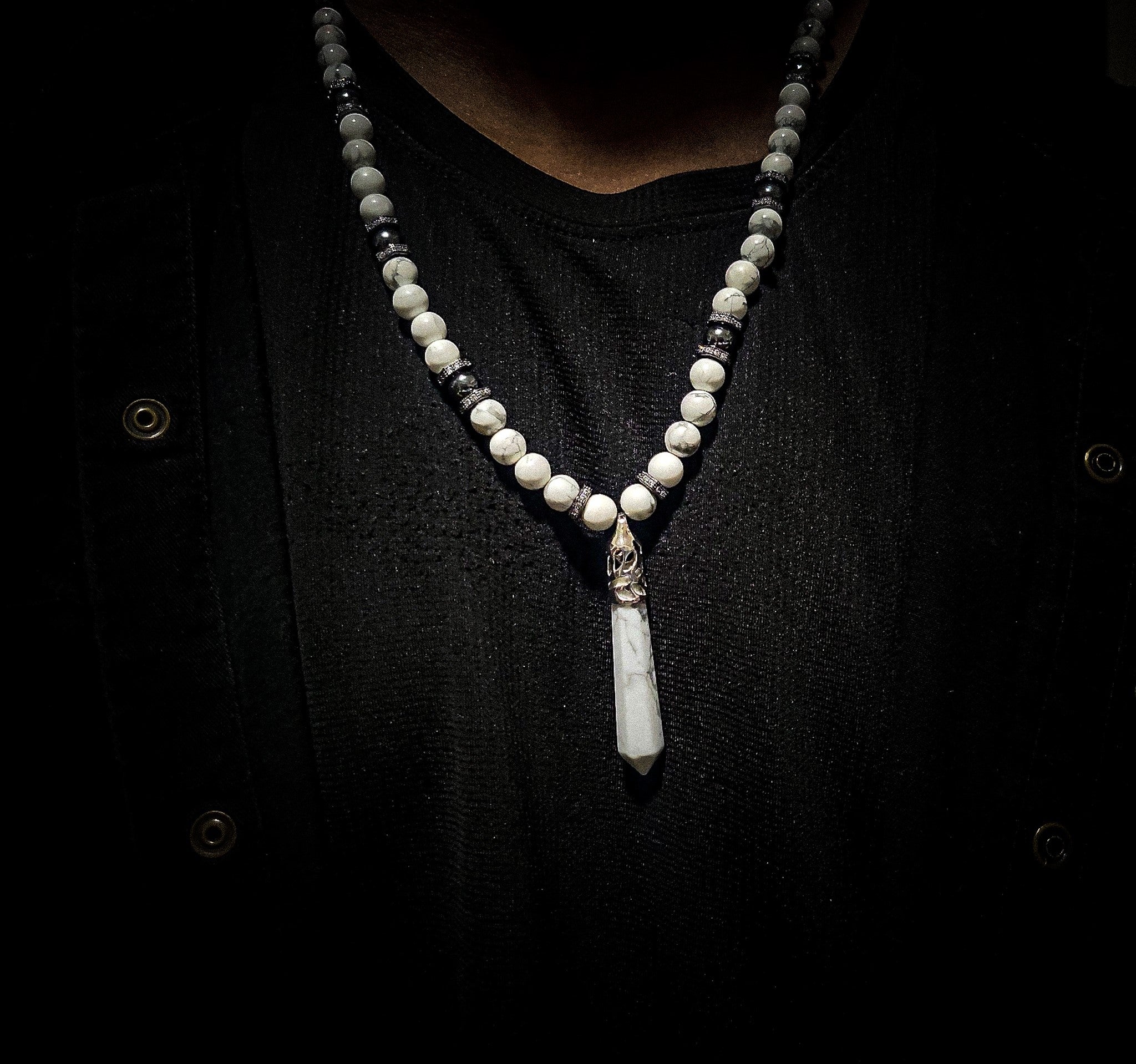 White turquoise Clasps Necklace (Hematite)